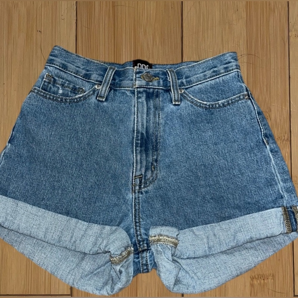 Urban Outfitters BDG Jean shorts Mom High-Rise W24/US 0